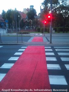 czerwone pasy