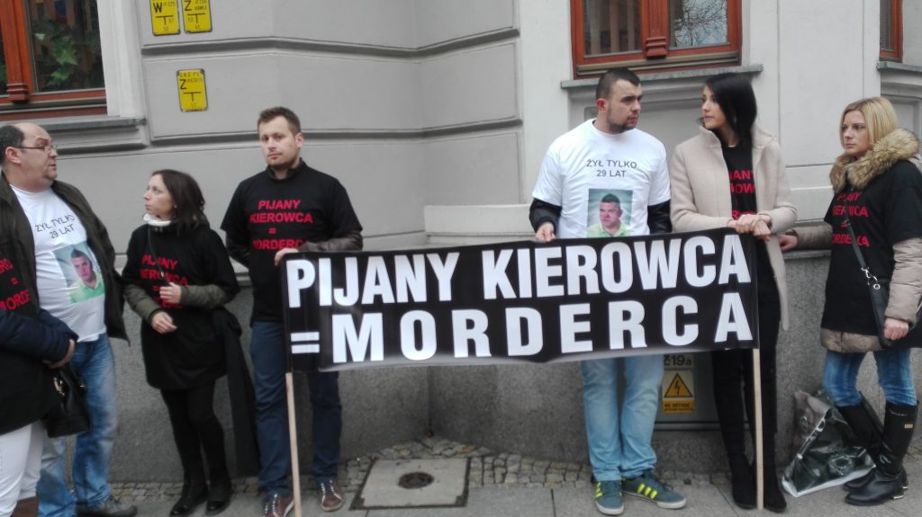 LEGNICA. Proces i cichy protest przed sądem ( AKTUALIZACJA, WIDEO, FOTO)