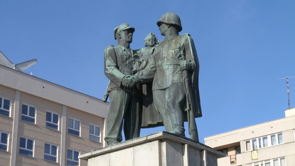 LEGNICA. Kontrowersyjny pomnik na emeryturze (WIDEO)