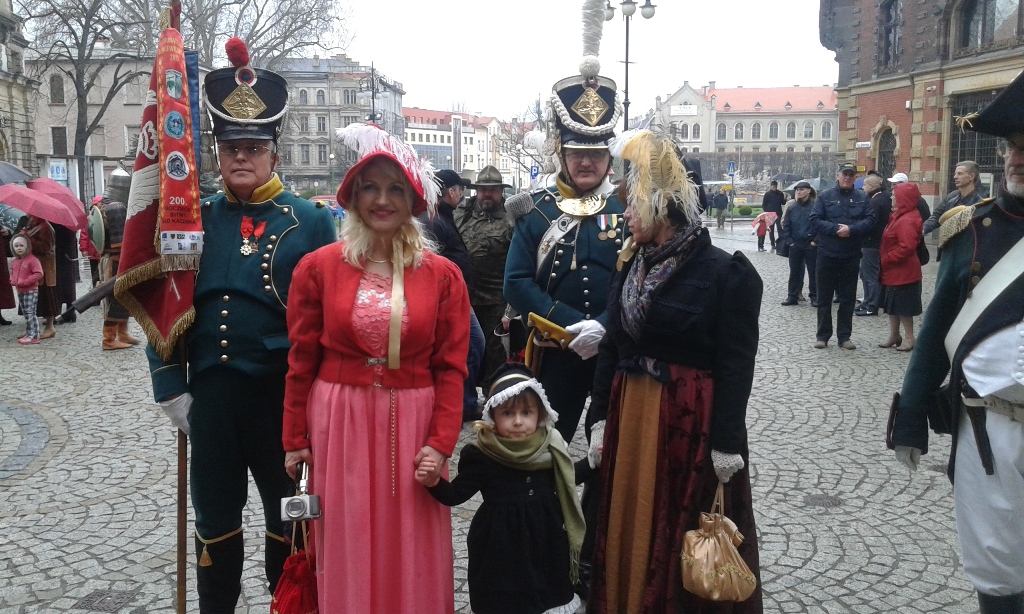 LEGNICA. Inscenizacja w deszczu