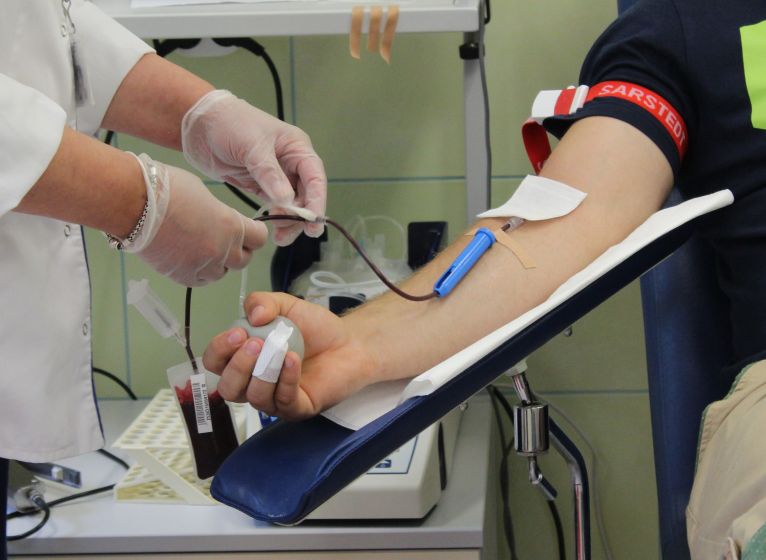 LUBIN. Krwiodawcy świętują i częstują tortem