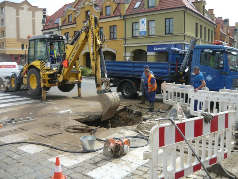 LUBIN. Pękł wodociąg w centrum