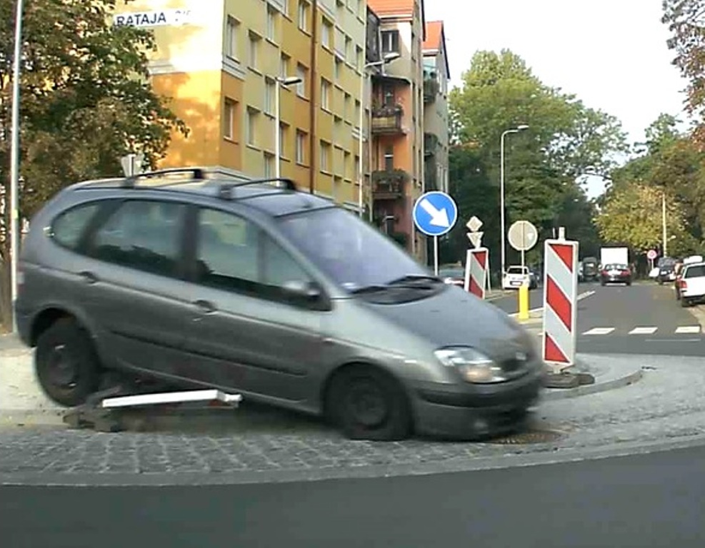 LEGNICA. Kolizja na rondzie (WIDEO)