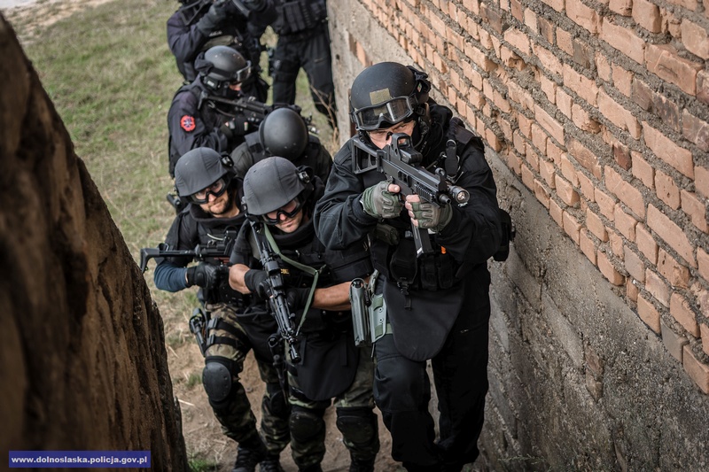 LEGNICA. Antyterroryści szukali narkotyków (WIDEO)