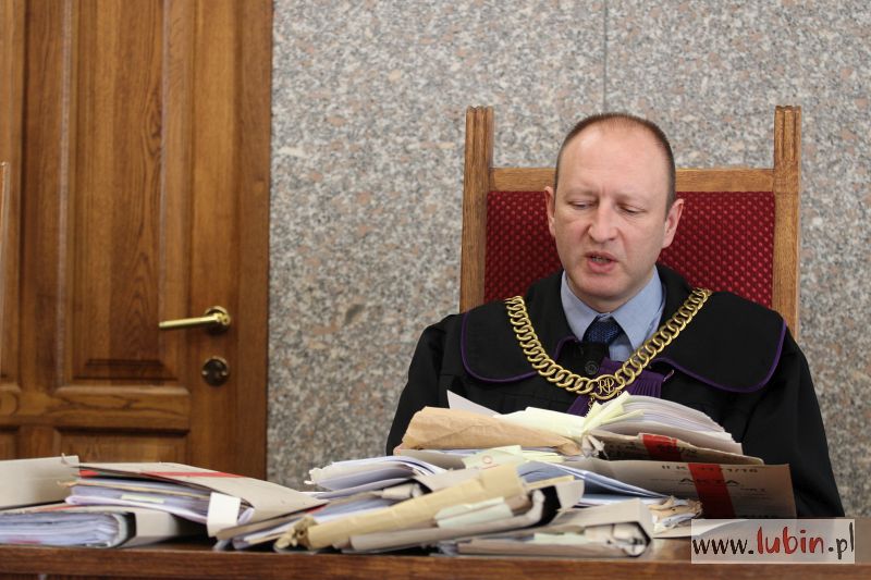 LUBIN. Sprawa nauczyciela ugodzonego nożem znowu w sądzie (WIDEO)