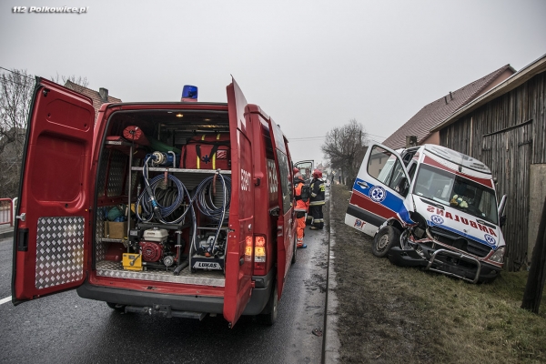 Zderzenie osobówki z karetką na DK 12