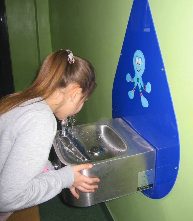 W szkole trysnęło kolejne źródełko wody