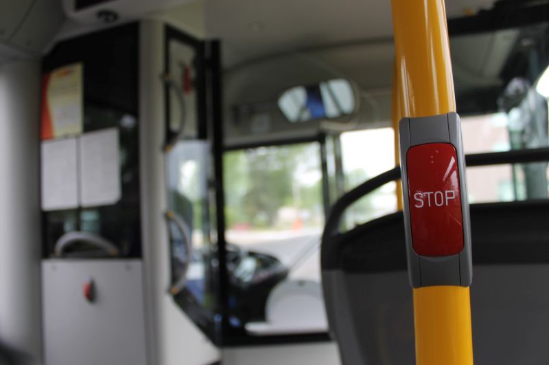 Chcieli wysiąść, więc wybili szybę w autobusie (WIDEO)
