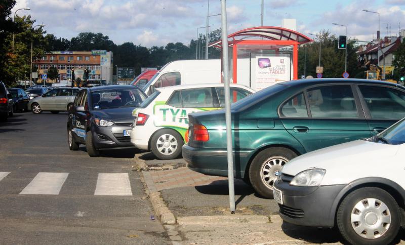 Samochodów przybywa, parkingów brakuje (WIDEO)