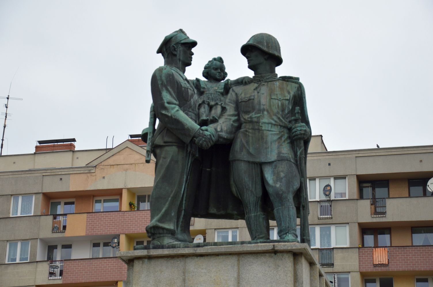 Kontrowersyjny pomnik trafi do muzeum (WIDEO)