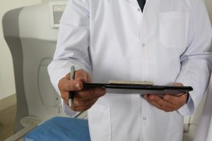lekarz szpital tomograf