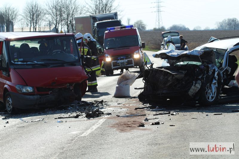 Pijany kierowca busa wjechał w osobówkę (WIDEO)
