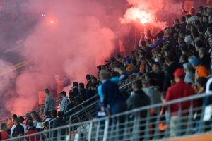 Derby pseudokibice zamieszki na stadionie (3)