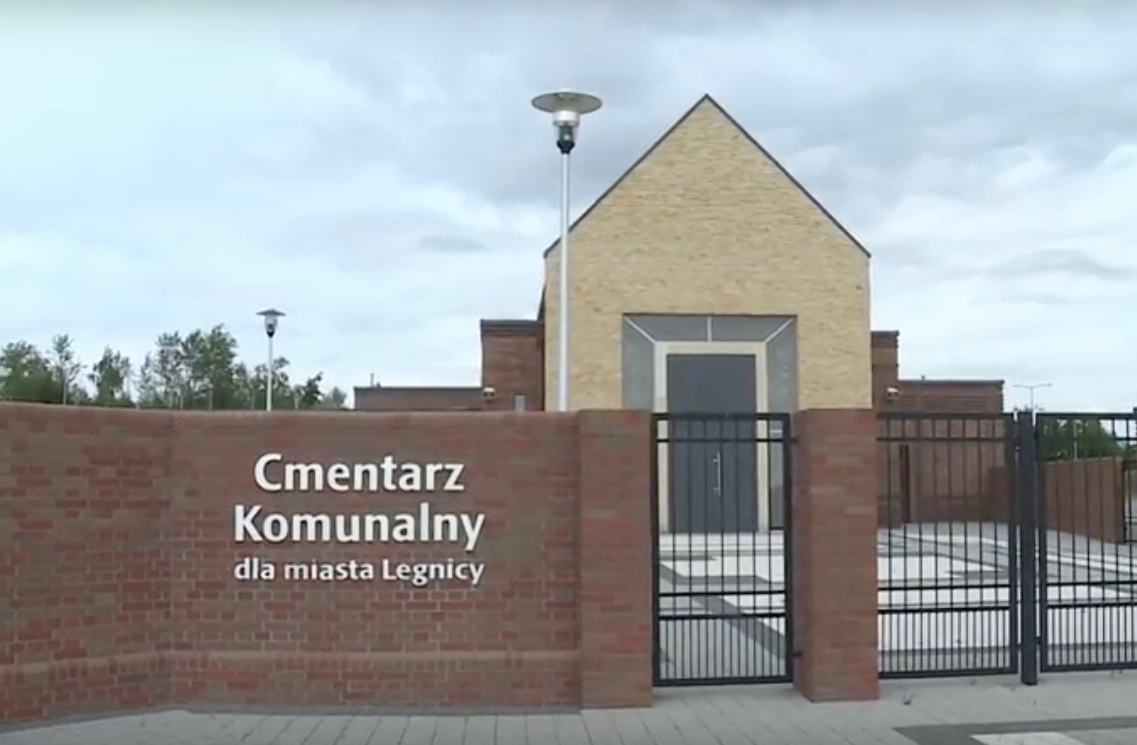 Ostatnia droga na cmentarz bez… drogi (WIDEO)