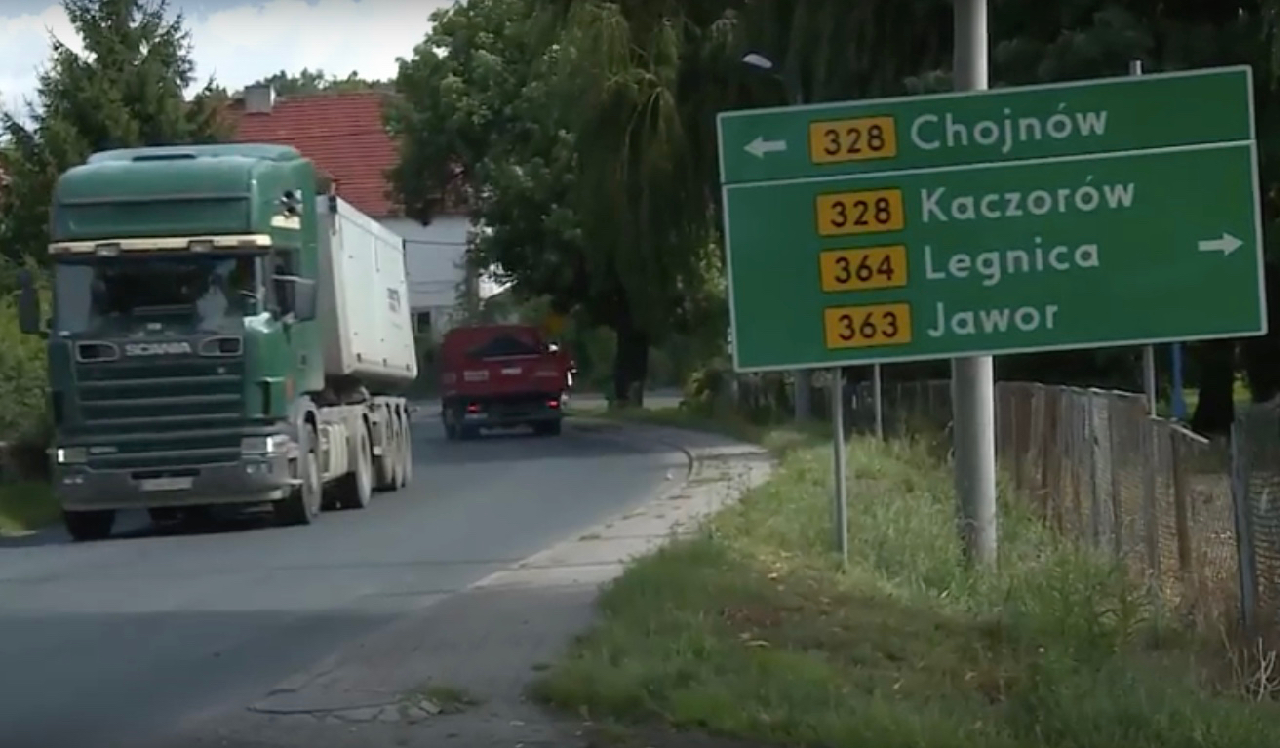 W Złotoryi „znaki drogowe” stawiają… mieszkańcy (WIDEO)
