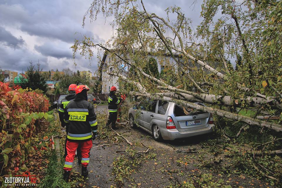 Wiatr słabnie, ale strażacy wciąż interweniują