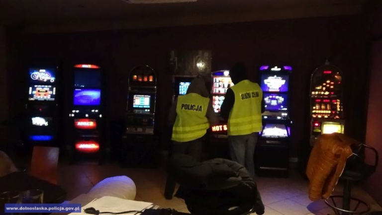 Zarekwirowali 10 automatów do gry. W „kasynie” zatrzymano poszukiwanego