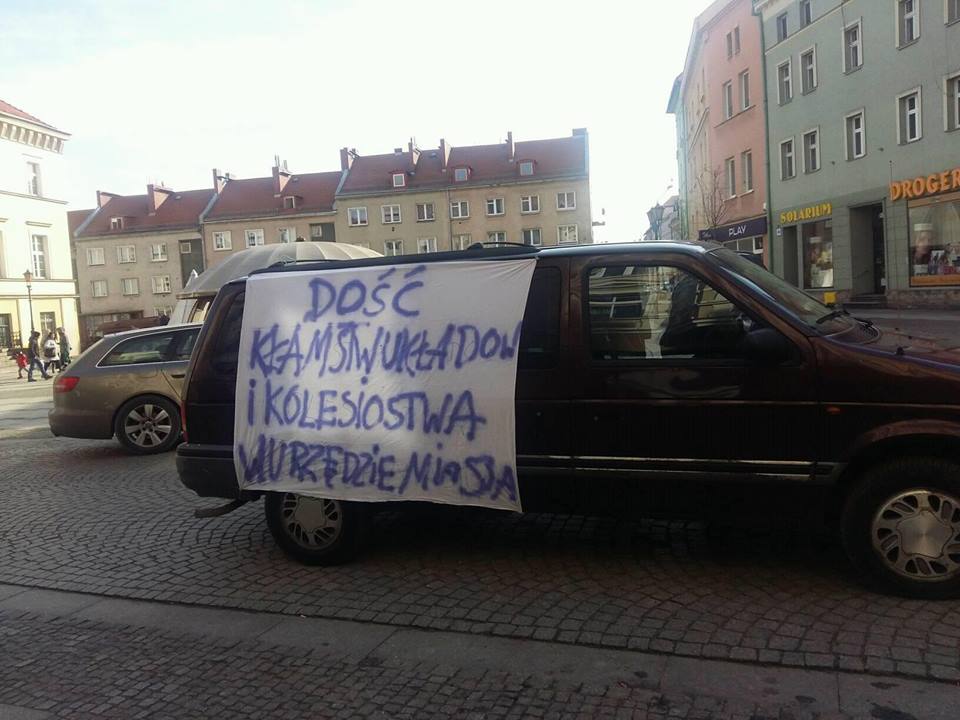 „Dość kłamstw, układów i kolesiostwa w urzędzie miasta”