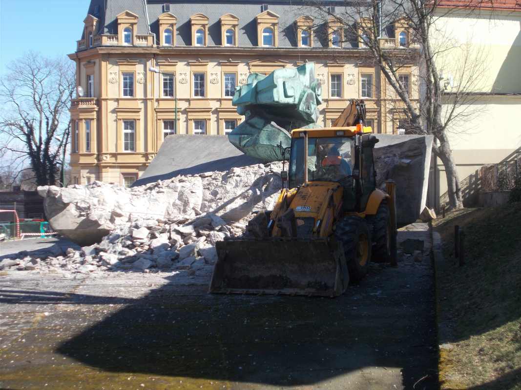 Półwiekowy pomnik zamienia się w gruz (FOTO)
