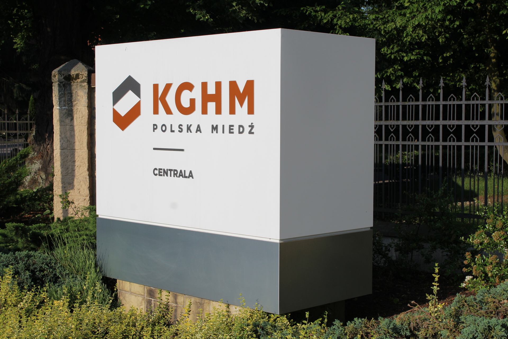 Za tłumaczenia PFN płaci KGHM