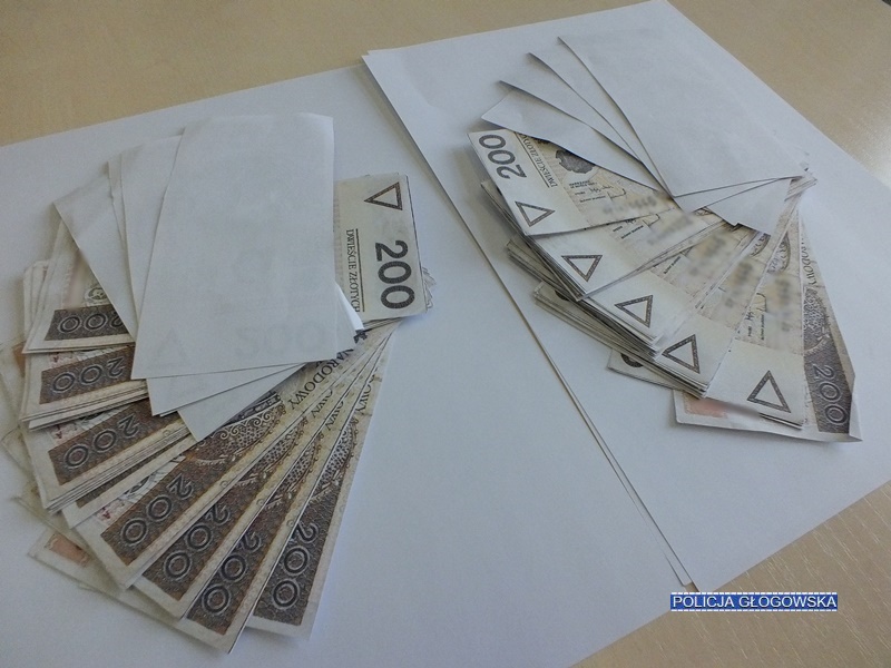 Dostała od brata kopertę z odbitkami banknotów