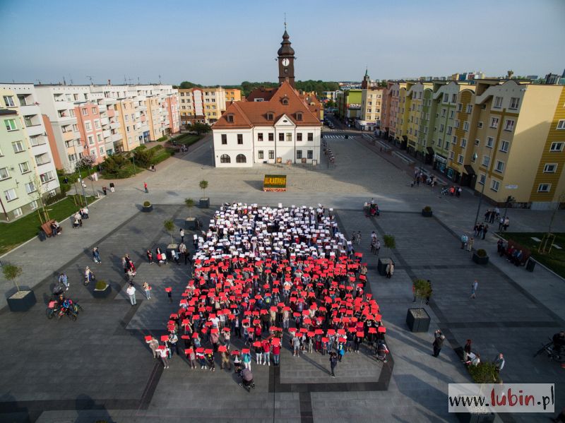 Lubinianie utworzyli żywą flagę (WIDEO)