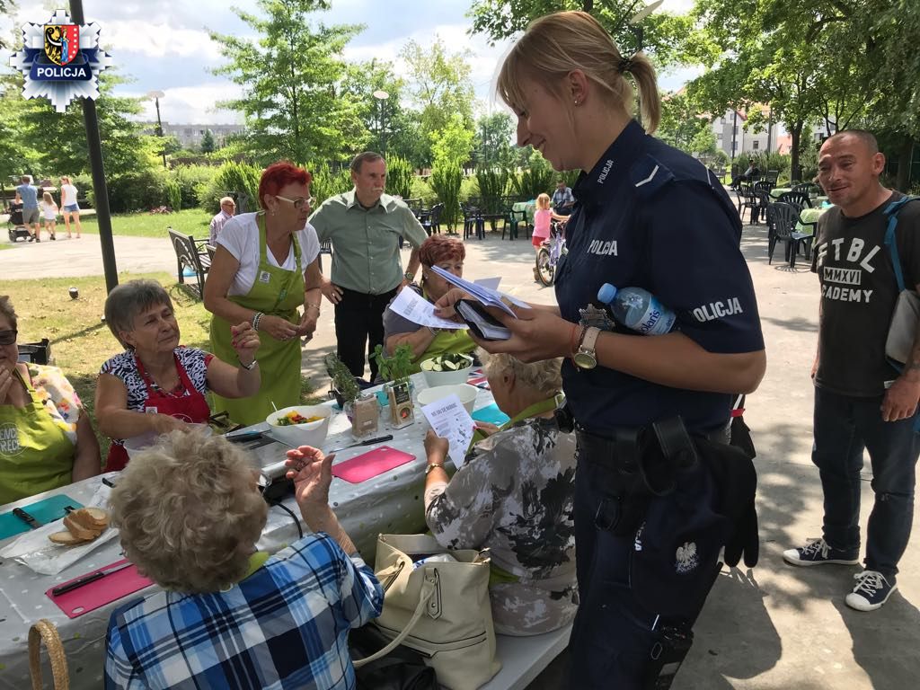 Polkowiccy policjanci rozmawiają z seniorami