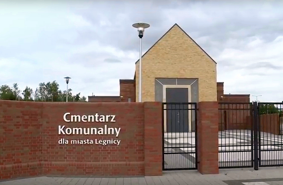 Deszcz zniszczył groby na cmentarzu