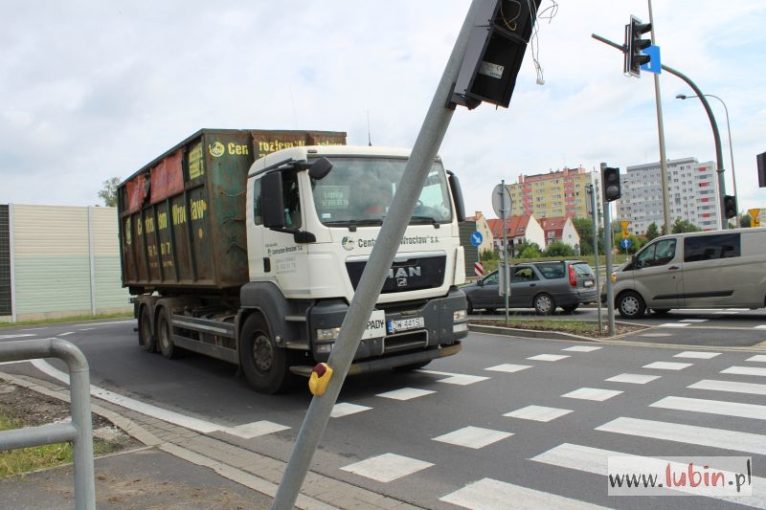 Kompletnie pijany kierowca tira wjechał w sygnalizację! (FOTO)