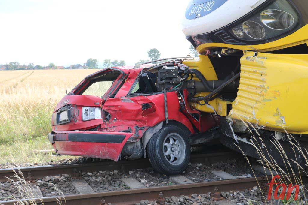 Tragedia na torach. Nie żyje 35-latek (FOTO, WIDEO)