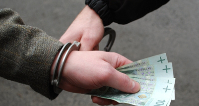 Proponował policjantom kilka tysięcy zł łapówki