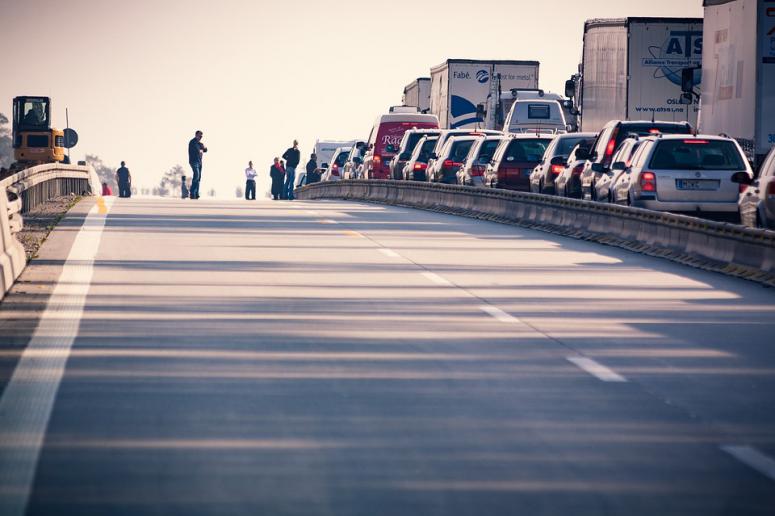 Z dużą prędkością uderzył w bariery na autostradzie A4
