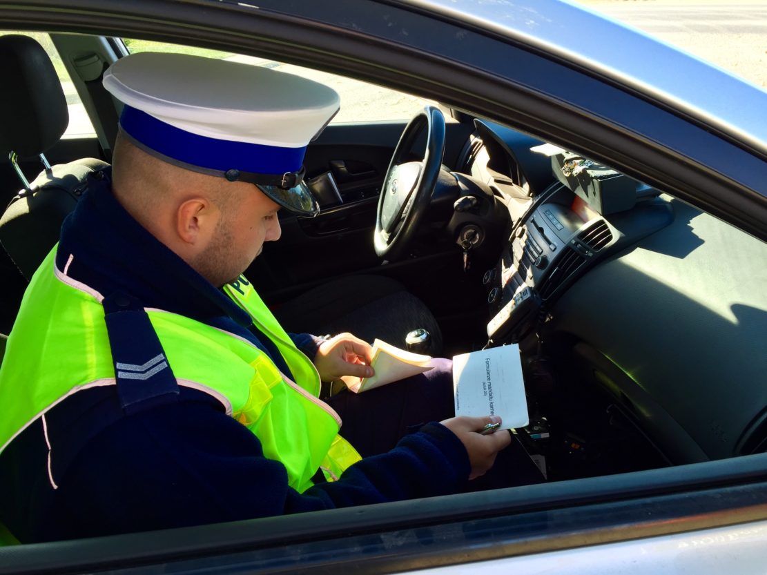 Senior próbował przekupić policjantów