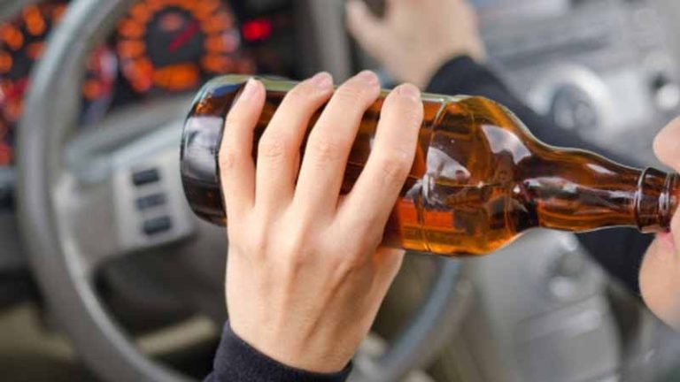 Na podwójnym gazie wjechał w wózki sklepowe