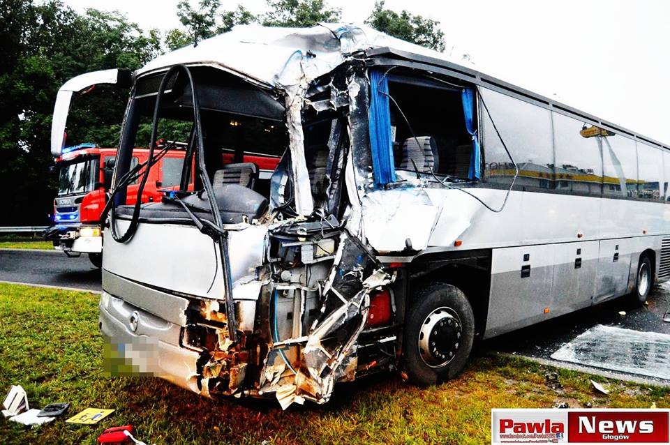 Naczepa uderzyła w autobus  (FOTO)
