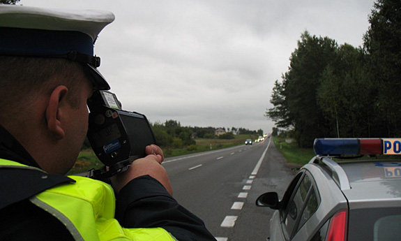 Pędził 110 km/h po wiejskiej drodze