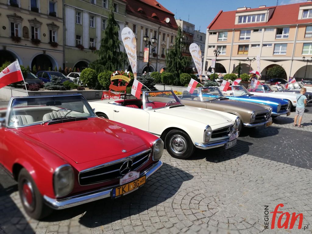 Zabytkowe mercedesy nad zalewem