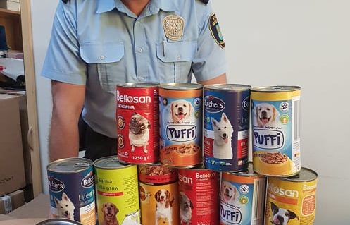 Strażnicy miejscy zbierają karmę dla psów