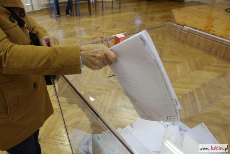 Wybory korespondencyjne 10 maja „na sto procent”. Karty się drukują