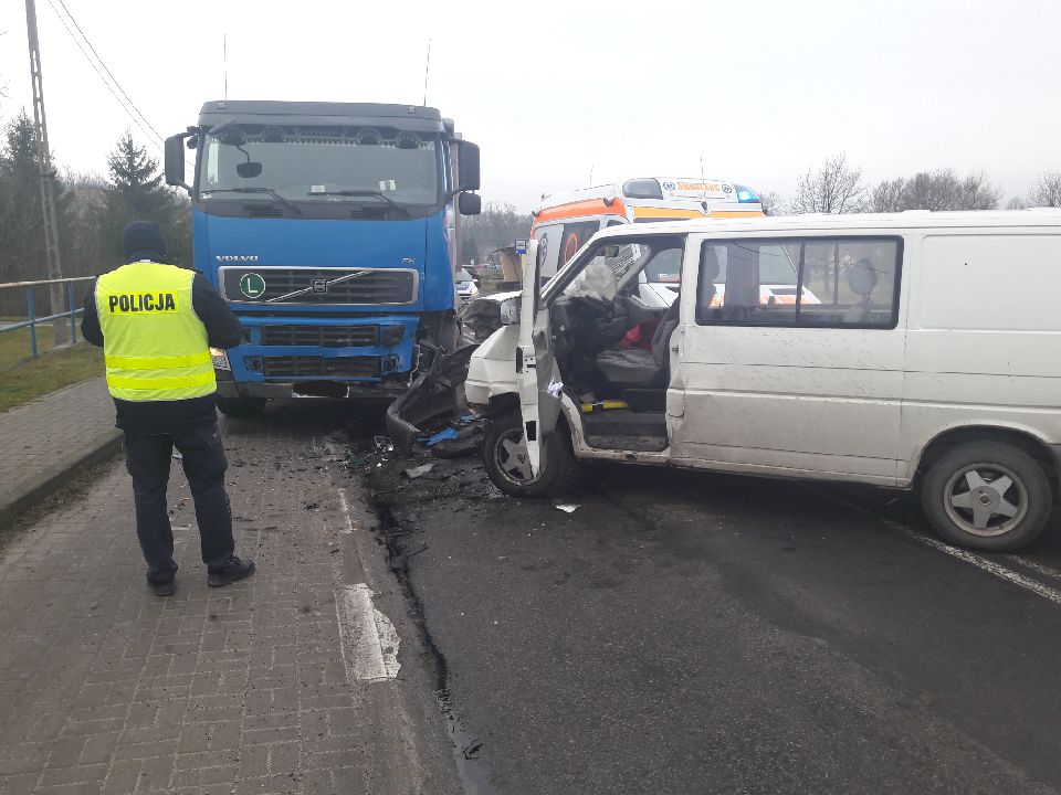 Zderzenie busa z ciężarówką. Droga zablokowana