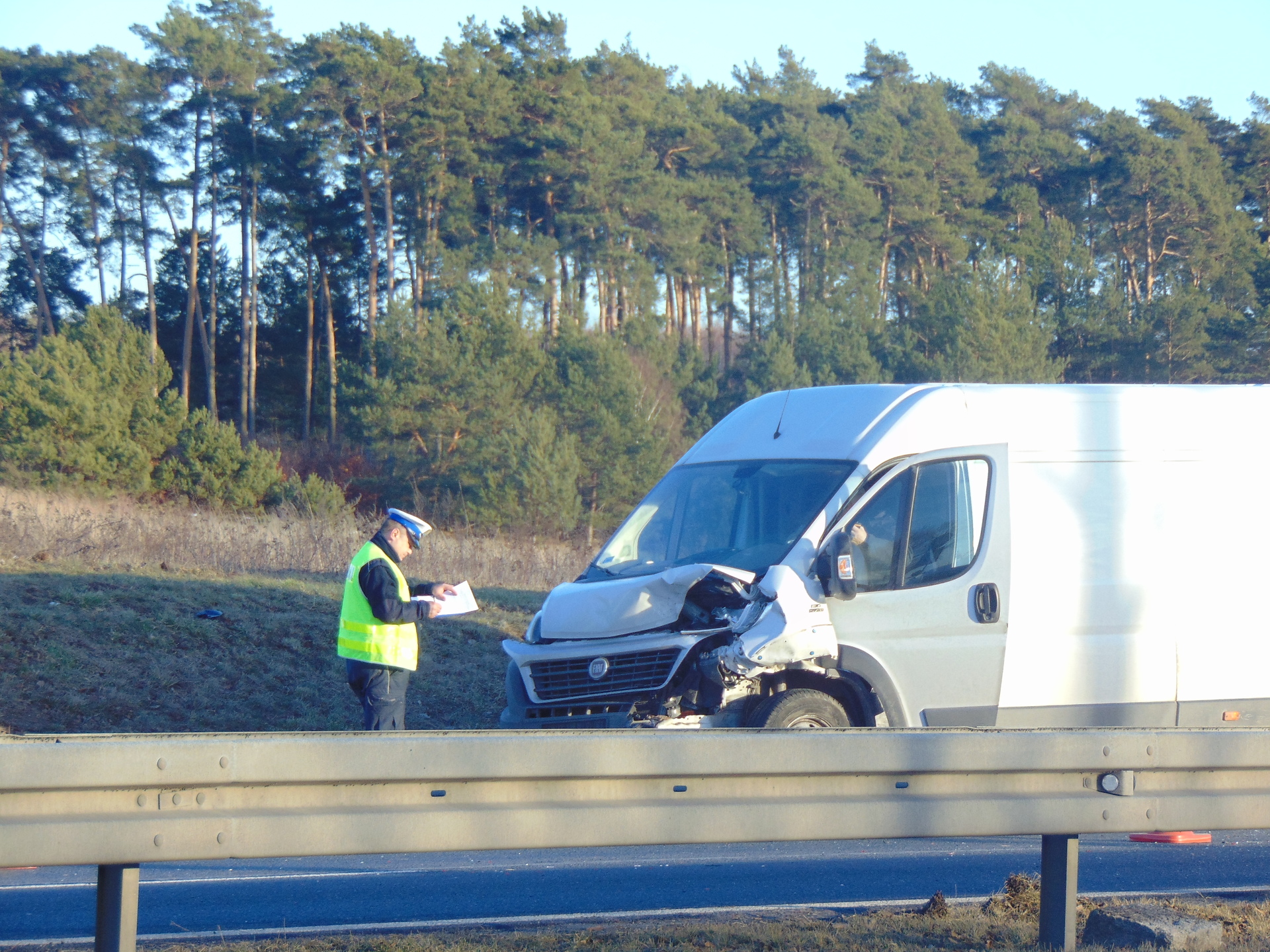 Zderzenie trzech aut koło Polkowic. Dwie osoby w szpitalu