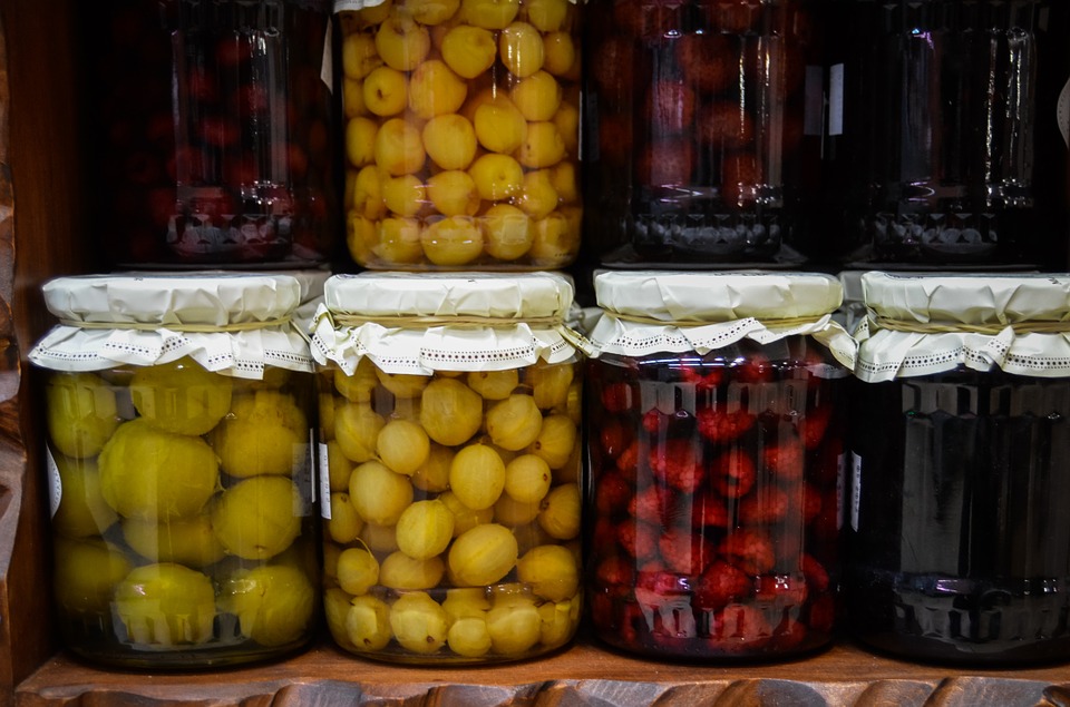 Z piwnicy ukradł alkohol i słoiki z sokiem. Wszystko już wypił