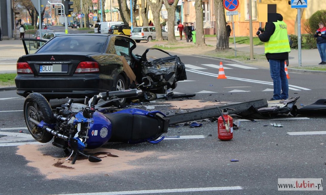 Motocykl zderzył się z osobówką (WIDEO, FOTO)