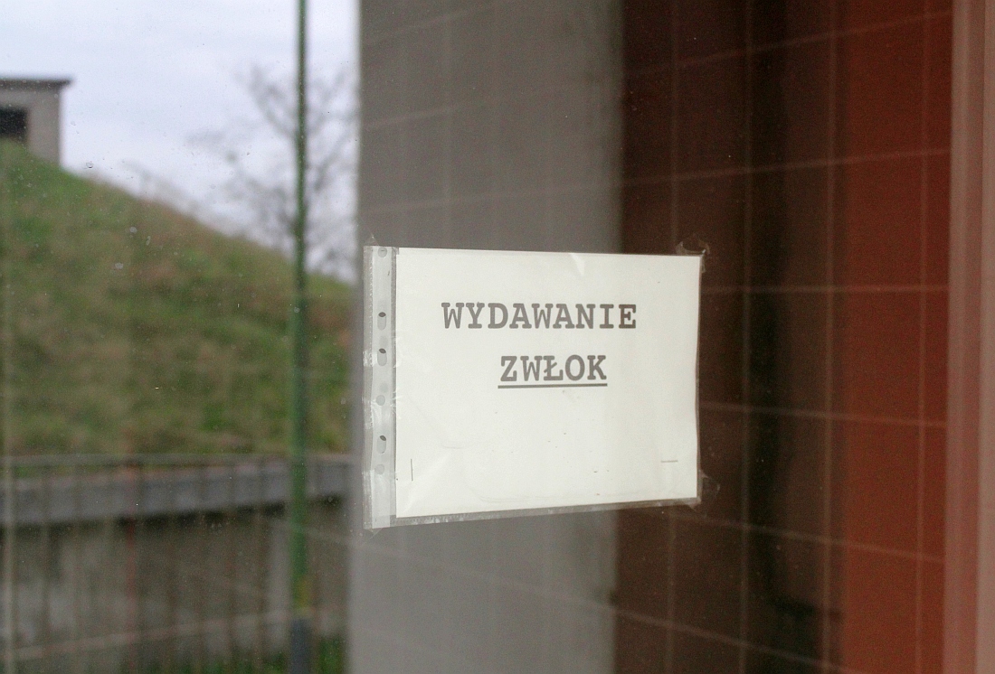 Skandal w prosektorium. Pracownik znieważał zwłoki? (WIDEO)