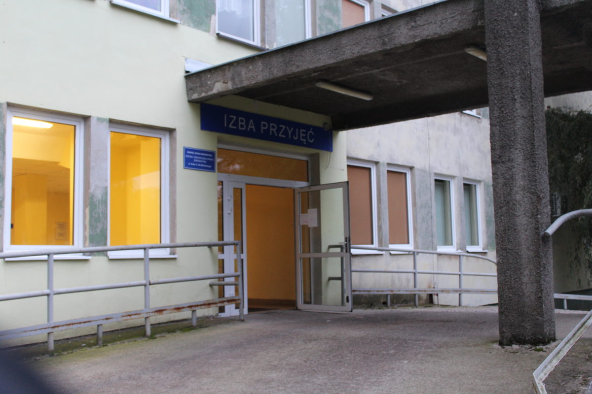 Bezdomni opuścili szpital. Teraz nocują po klatkach