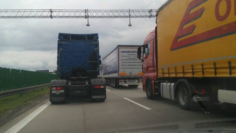 7-kilometrowa plama oleju na A4. Autostrada zablokowana!