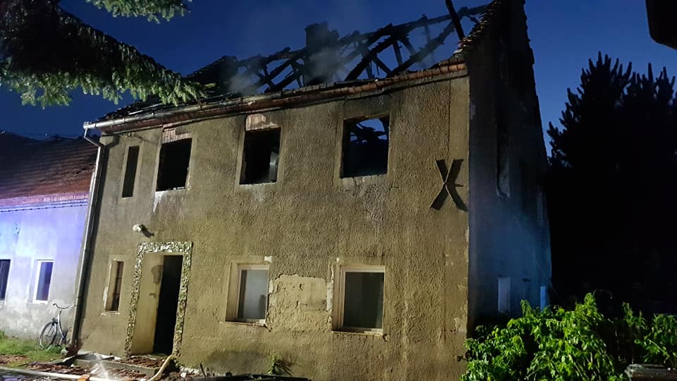 W płonącym domu leżał mężczyzna (FOTO)