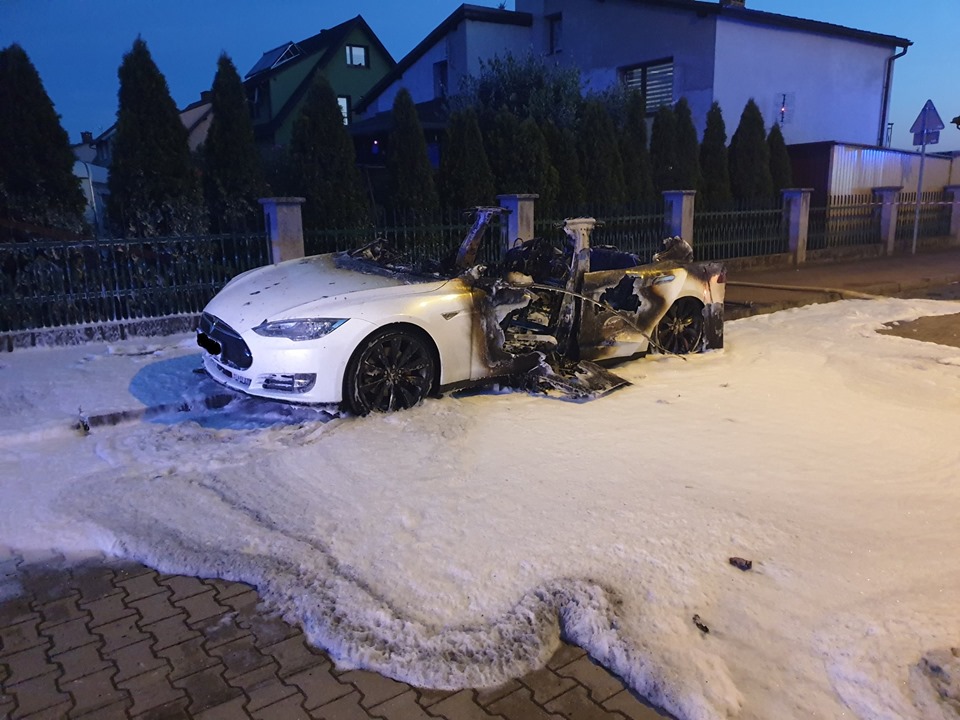 Luksusowa tesla poszła z dymem (FOTO)