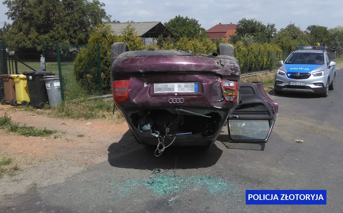 Pijany wsiadł do samochodu kolegi, po czym… dachował