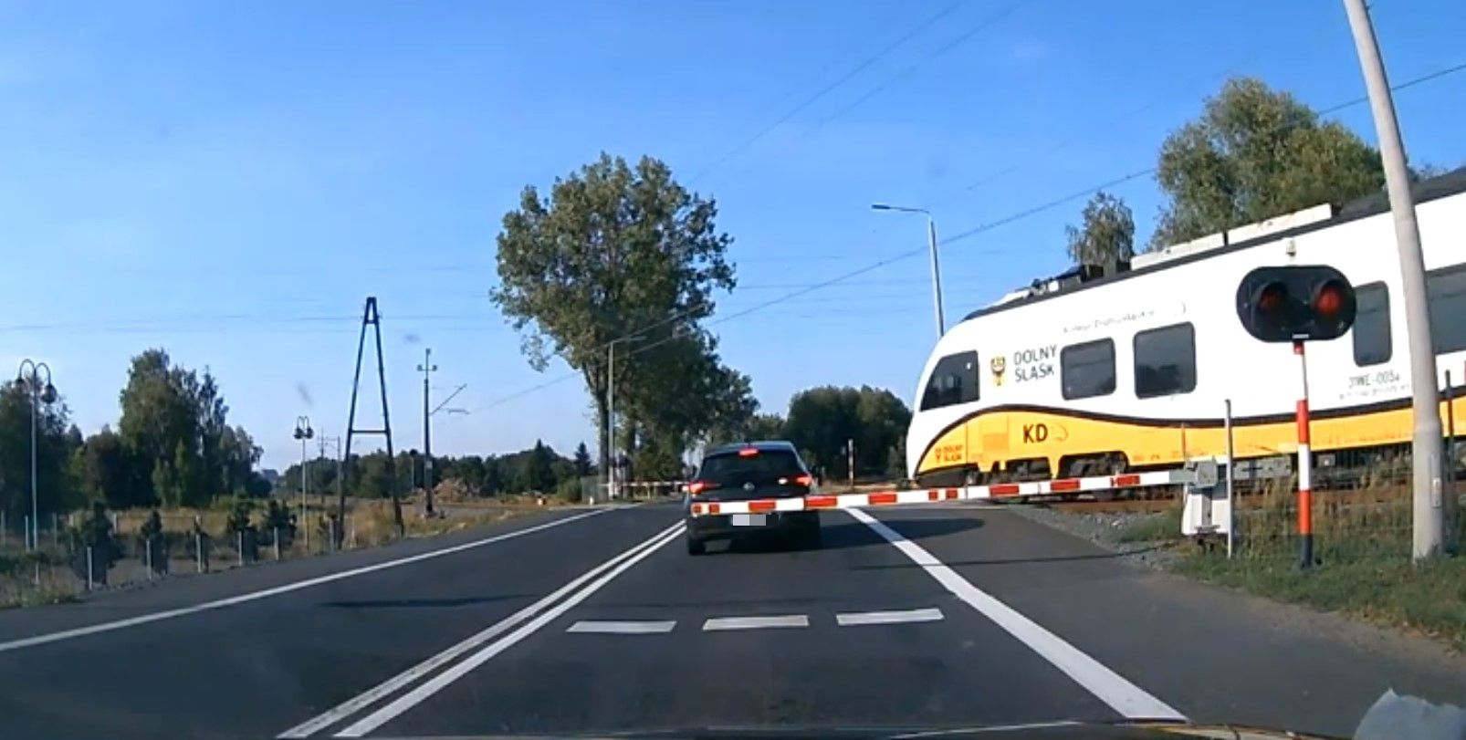 Wjechał na zamykający się przejazd. Utknął tuż przed pędzącym pociągiem!